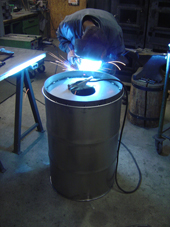 Letzte Schweißarbeiten werden an der Speichertonne vorgenommen